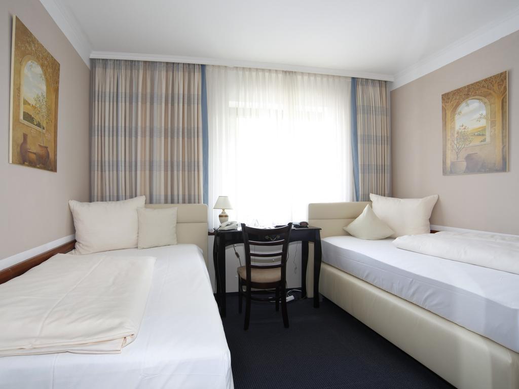 Hotel Garni Zum Gockl Unterföhring Dış mekan fotoğraf